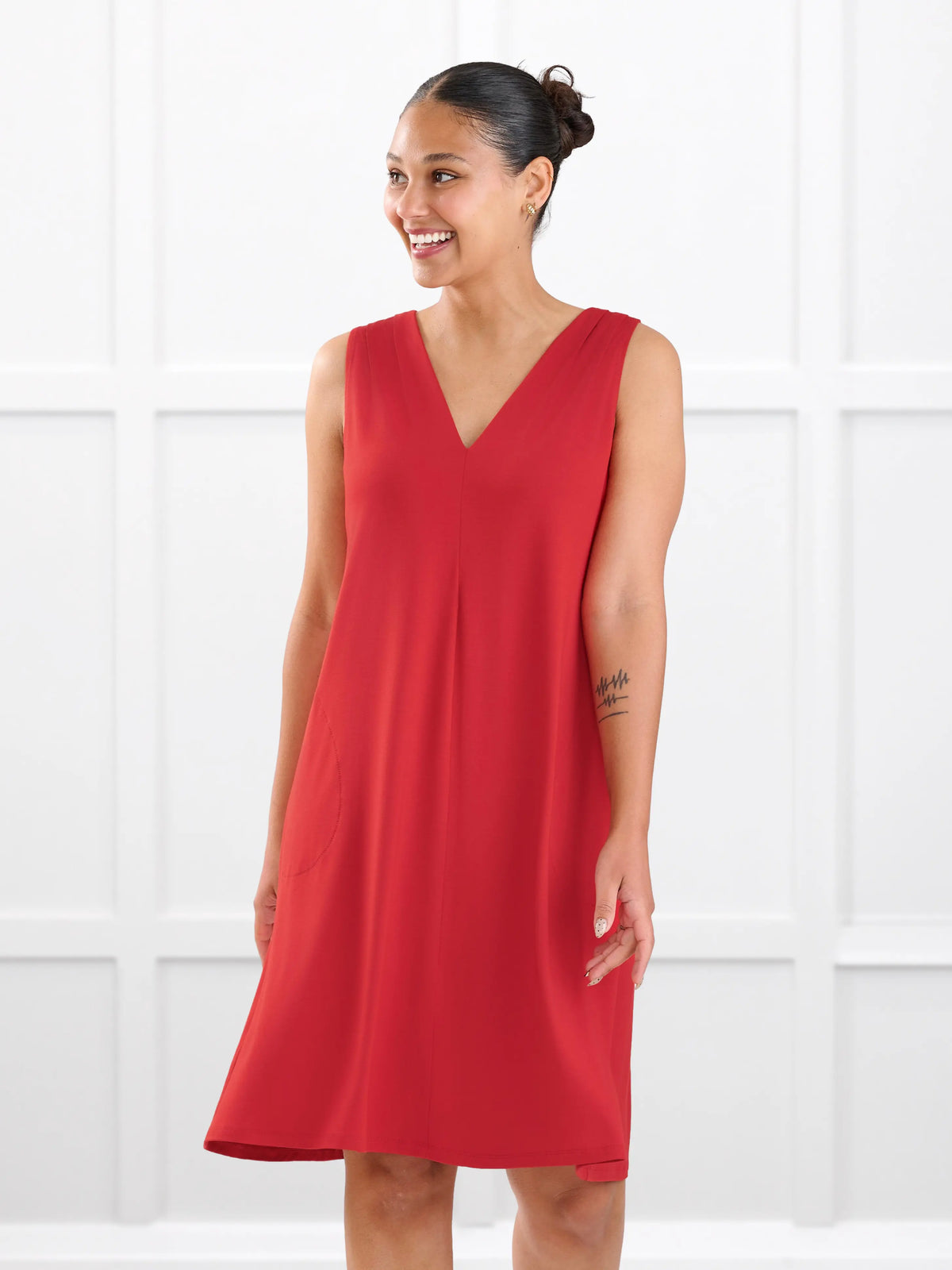Bevlyn sleeveless v-neck pocket dress
