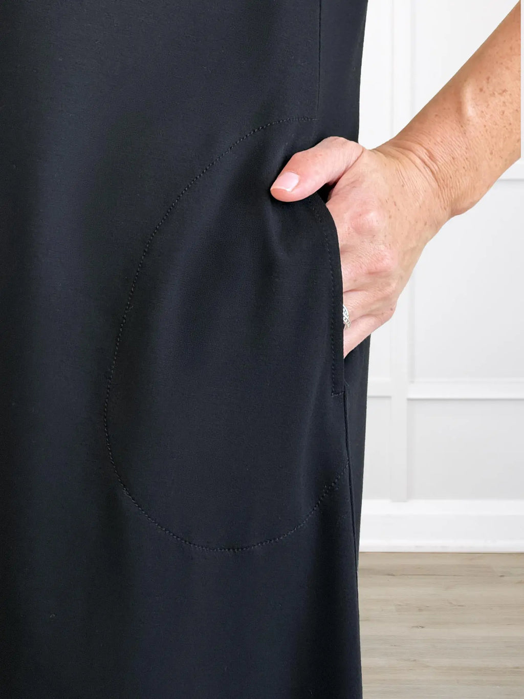 Bevlyn sleeveless v-neck pocket dress