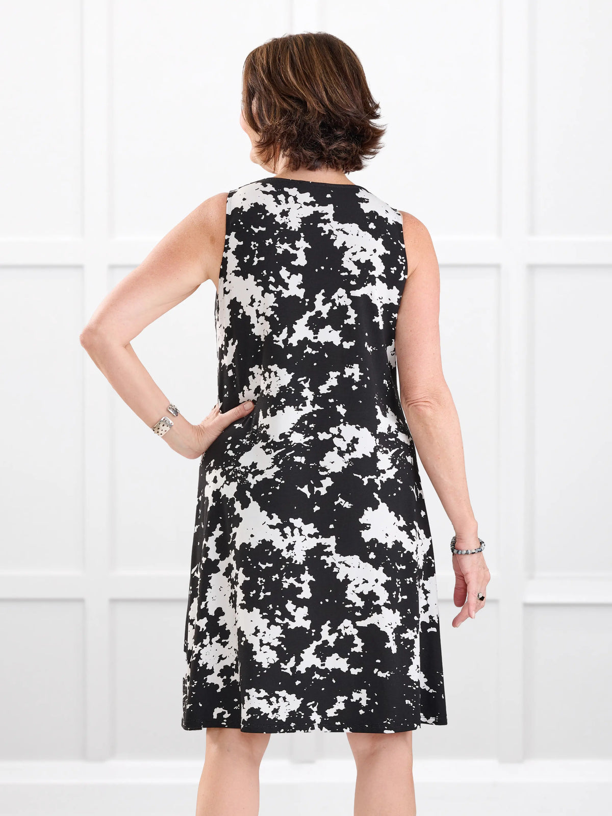 Bevlyn sleeveless v-neck pocket dress