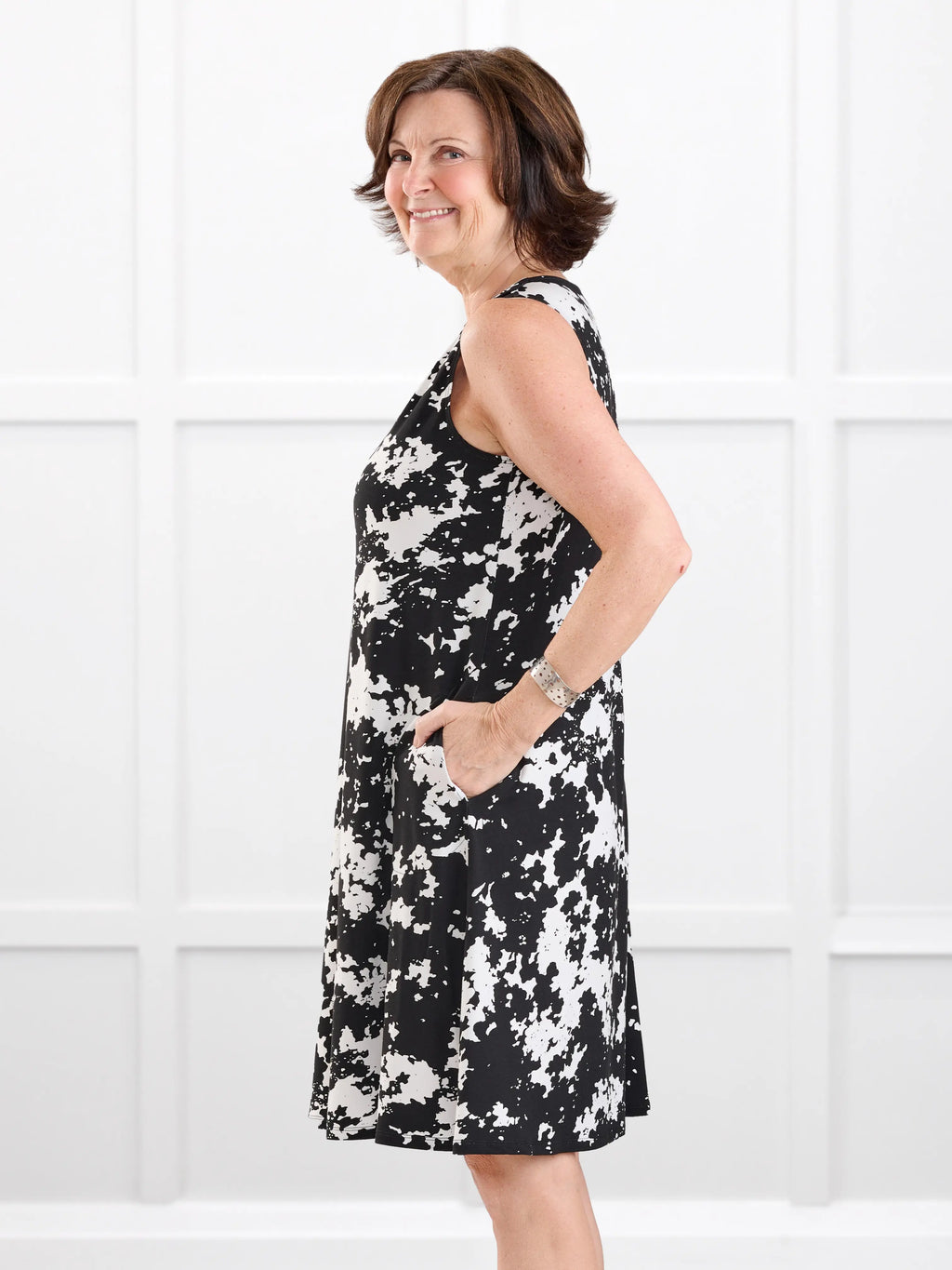 Bevlyn sleeveless v-neck pocket dress